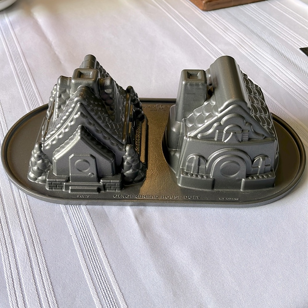 Nordic Ware Gingerbread House Duet